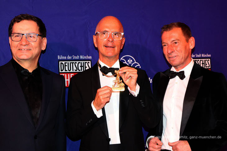 Laudator Moritz Netenjakob, Preistr&auml;ger Christoph Maria Herbst, Moderator Markus Othmer bei  Ordenverleihung am 31.01.2026 im Deutschen Theater (&copy;Foto: Martin Schmitz) 